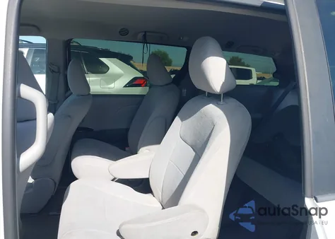 2015 Toyota Sienna L 7 Passenger z USA, uszkodzony, nr VIN 5TDZK3DC1FS613628